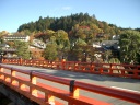 秋紅葉と中橋　　飛騨高山中橋秋の綺麗な紅葉